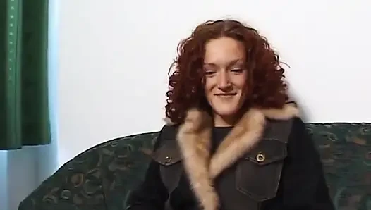 Si cewek imut rambut merah lagi asik fingering memeknya