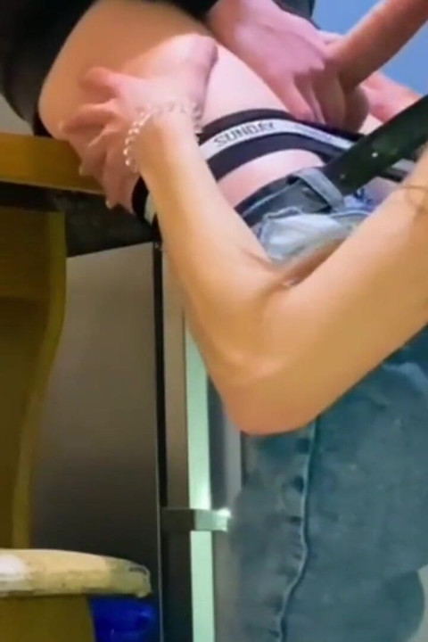 Un Compañero De Clase Me Invitó a Su Casa a Tomar Un Té, Pero Me Folló En La Mesa De La Cocina
