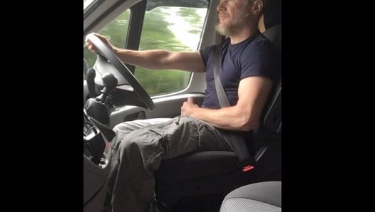Caminhoneiro musculoso masturba e goza enquanto dirige
