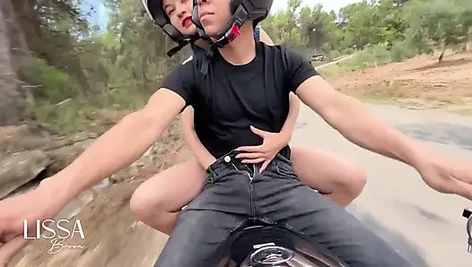 Ich ziehe den schwanz meines stiefbruers auf dem motorrad raus