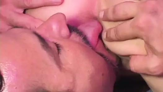 Orgazm arayan bir sürtük için anal darbe