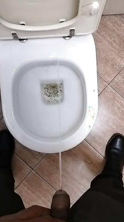 ฉี่ในห้องน้ํา-