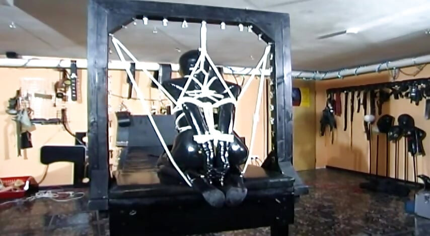 Ekstrem bondage til latex-fetish luder