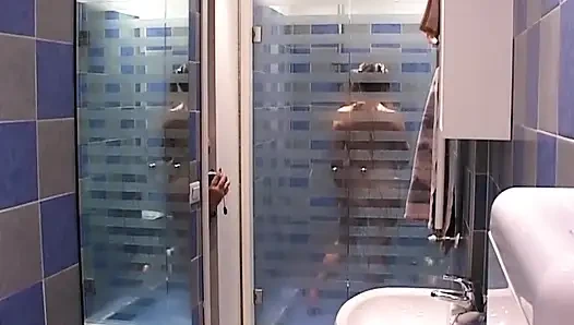 Cewek sange rambut cokelat ini lagi asik fingering memeknya sampai menganga lebar
