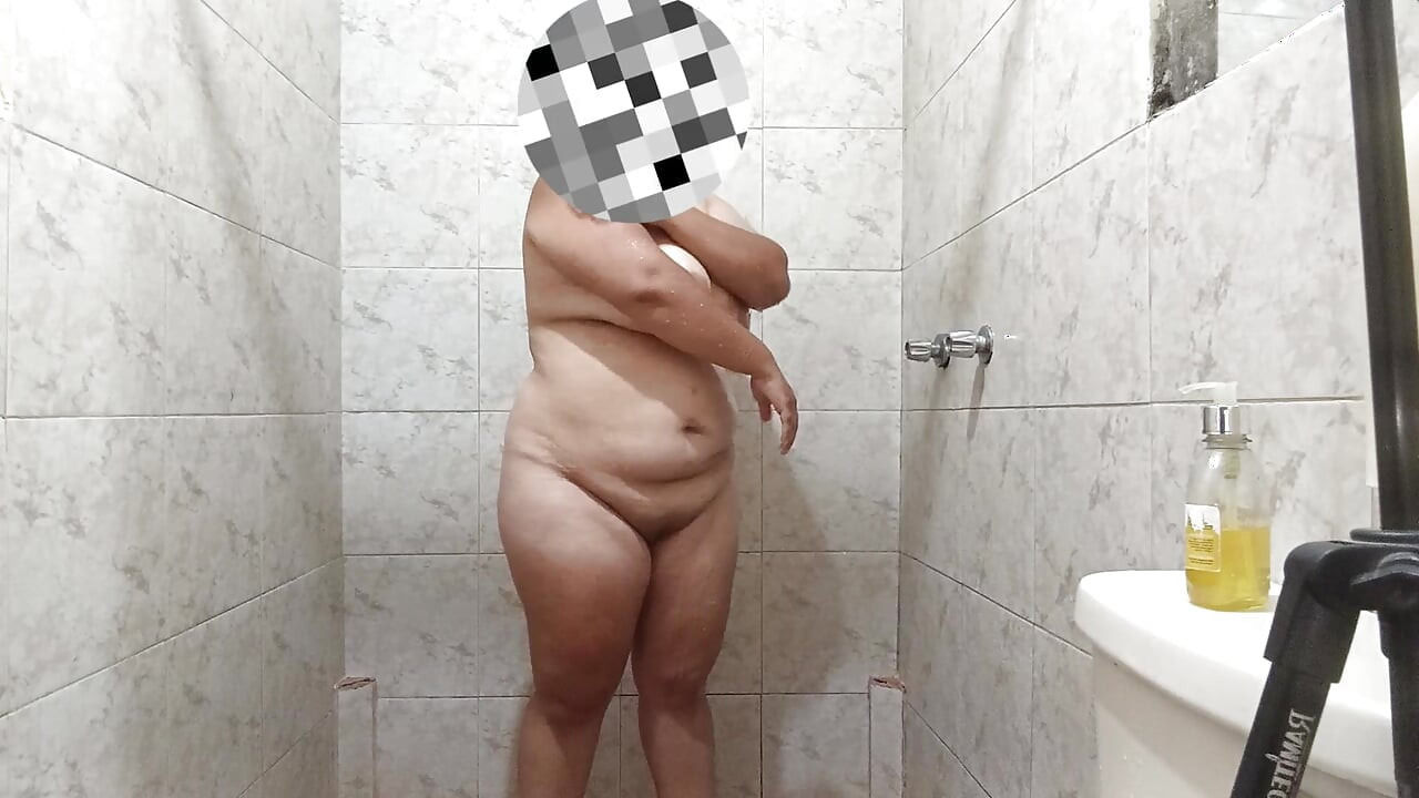 Seksi latin kız duş alırken çok zengin ve dev göğüslere sahipken kendine dokunuyor.