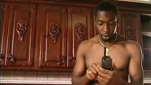 Cewek kulit hitam berambut keriting fantastis nyepong dan ngentot dua kontol satu per satu
