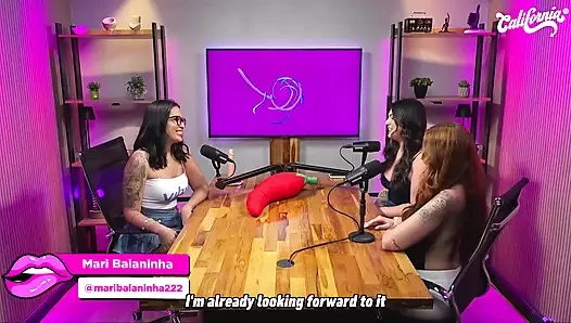 Горячая брюнетка Mari Baianinha и лесбийское доминирование