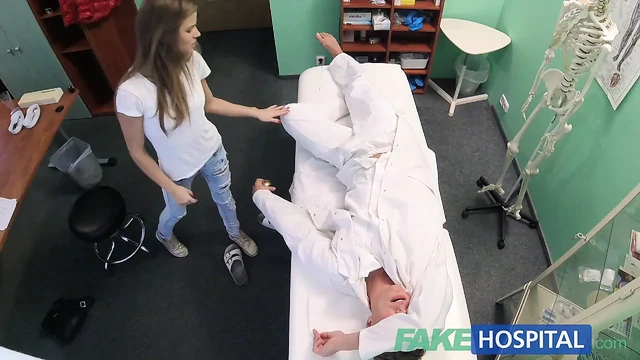 Fake больничный доктор трахает пациента тугой киской