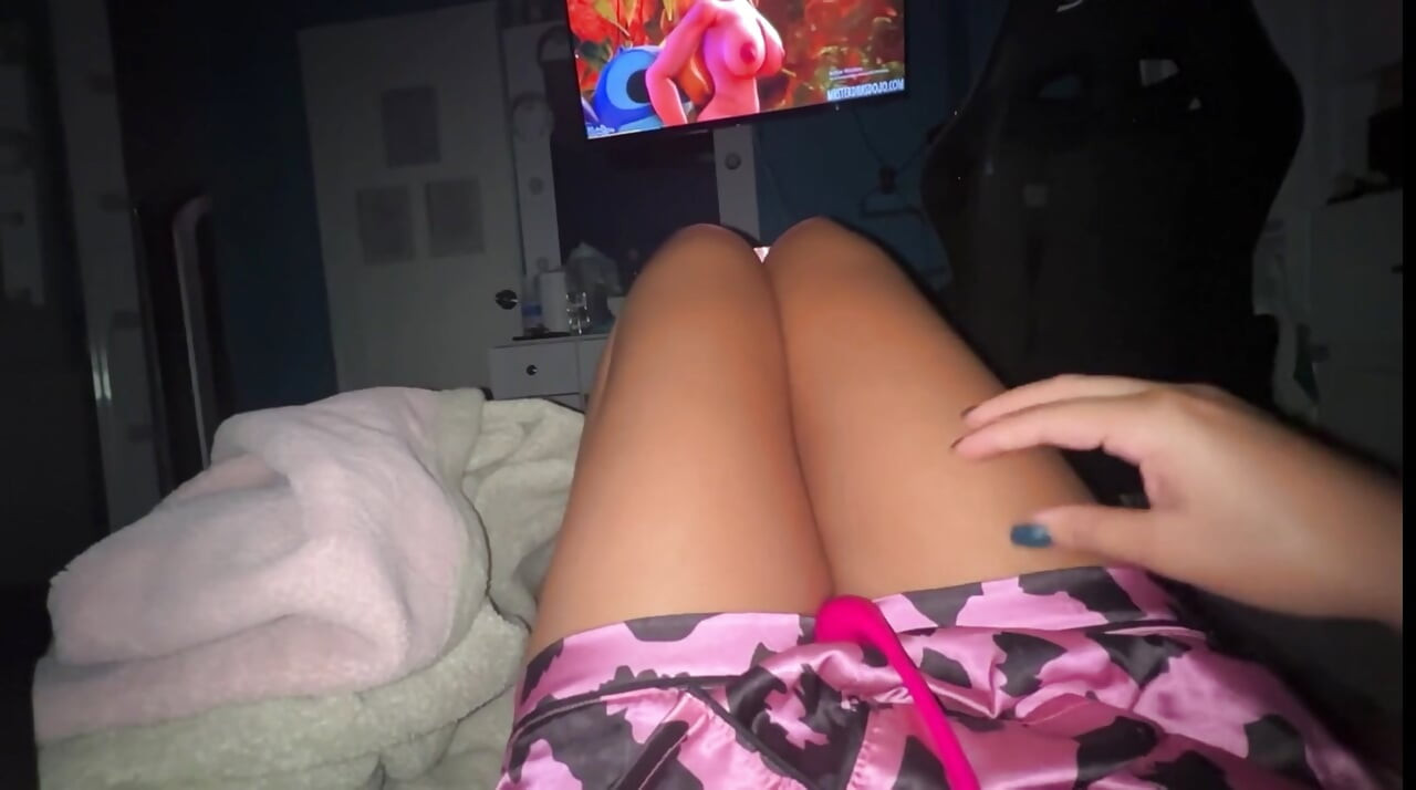 Watching hentai porn heats her up a lot, her pussy we want the one in the can