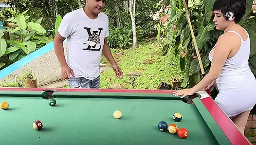 Я объясняю моей сексуальной латинской сводной сестре, как играть в бассейн в качестве предлога в конечном итоге трахать ее