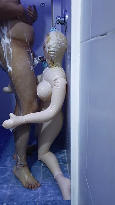 Kupam se sa svojom lutkom na napuhavanje u hotelskoj kupaonici.
