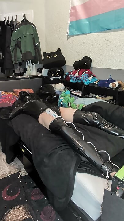 lateksowy bondage z wibratorem