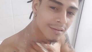 Colombia - chico twink en la ducha - escena