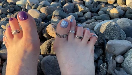 Les pieds chauds et sexy de maîtresse Lara au coucher du soleil sur une plage publique