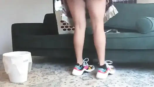 Dees Deep Clean. Dee si ibu-ibu nakal lagi bersih-bersih dan diajak rumah tanpa celana dalam.