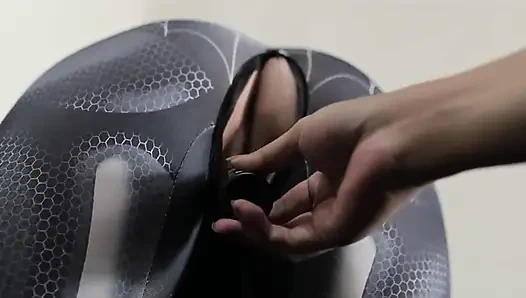 Девушка Colmekin Человек-паук Tobrut Indo использует бутылку по уходу за кожей