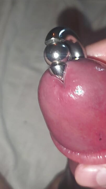 Brincando e gozando com meu pau grande e bombeado