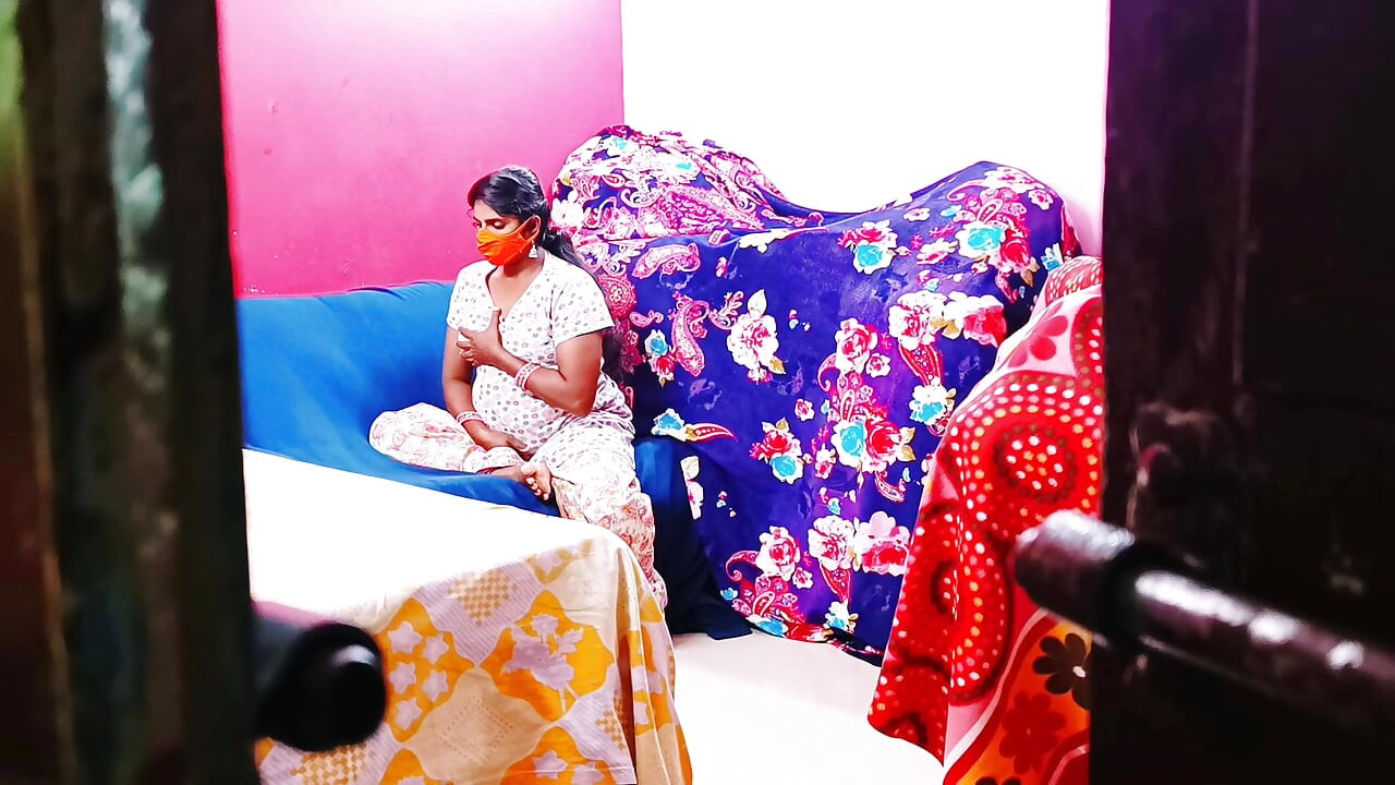 Une desi indienne baise sa demi-sœur et son demi-frère malheureusement à la maison. Mots cochons telugu.