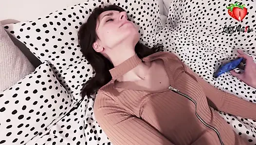 Memek becek si cewek hot rambut cokelat ini dijilat sampai orgasme dua kali