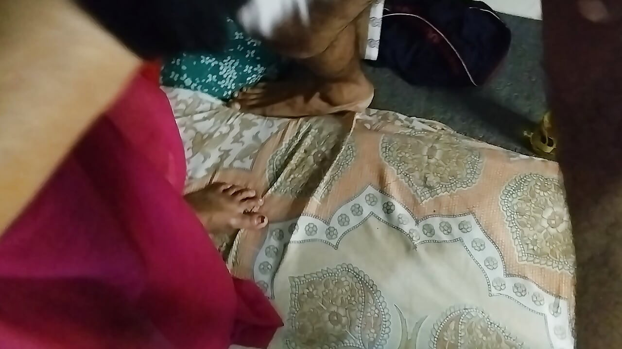 Bhabhi의 보지 물이 핫한 보지로 나왔어