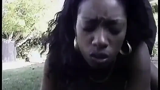 Горячая черная крошка раздевается, затем сосет большой черный член