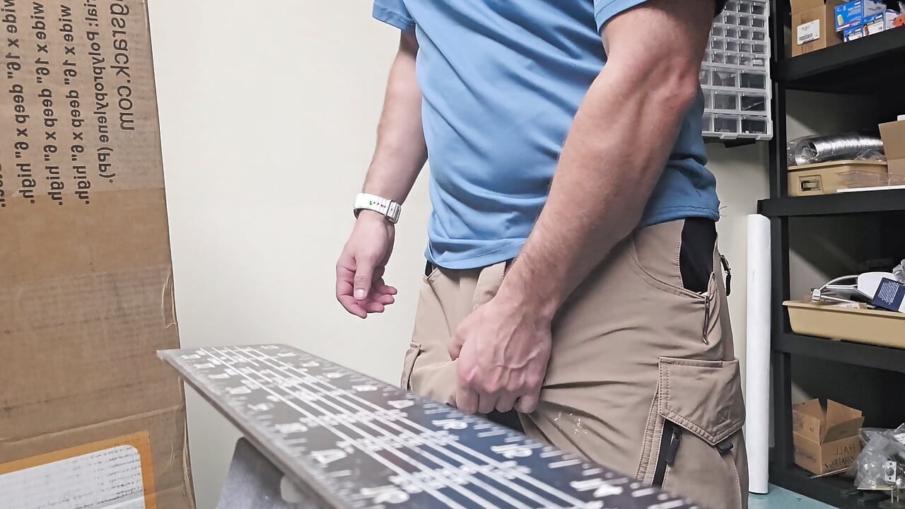 Atrapado compañero de trabajo dominando su polla