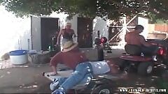 Archivio cuckold - moglie motociclista tettona in una gangbang
