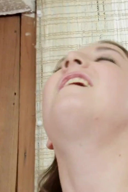 Barna maszturbál a mosógépen