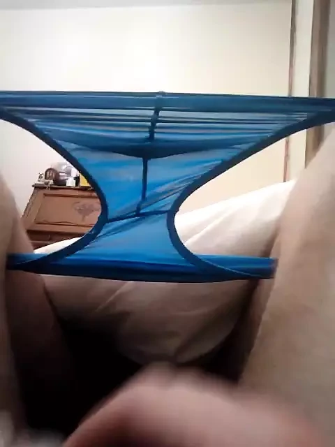 Saya melancap di atas katil saya
