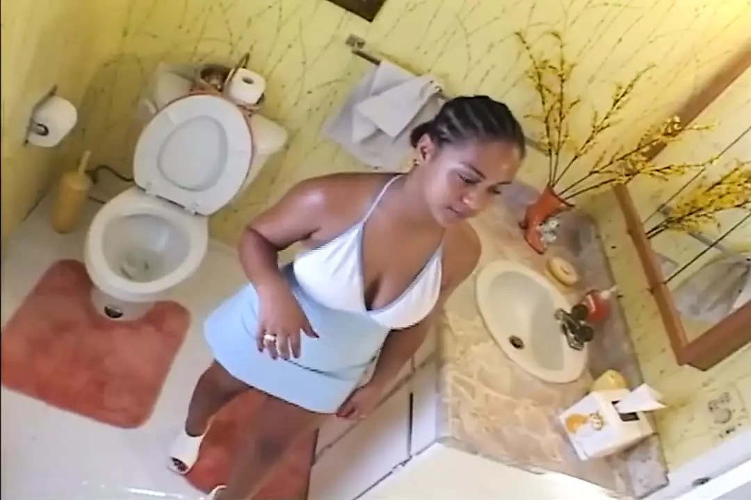 Tôi thích con đĩ với cái lỗ xỏ vào âm hộ của cô ấy!