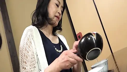 A093G11 Tongue and tongue entangled at a hot spring inn without water with a mature mother! Carnal SEX that devours a mature mother in her fifties!