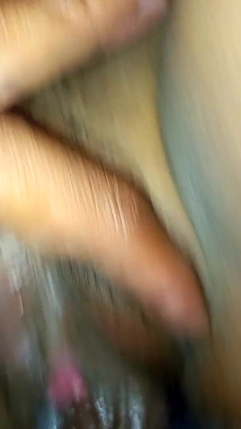 राजस्थानी गांव की लड़की नेहा की चूत में वीर्य की फुहार छोड़ती है । क्लिप 1