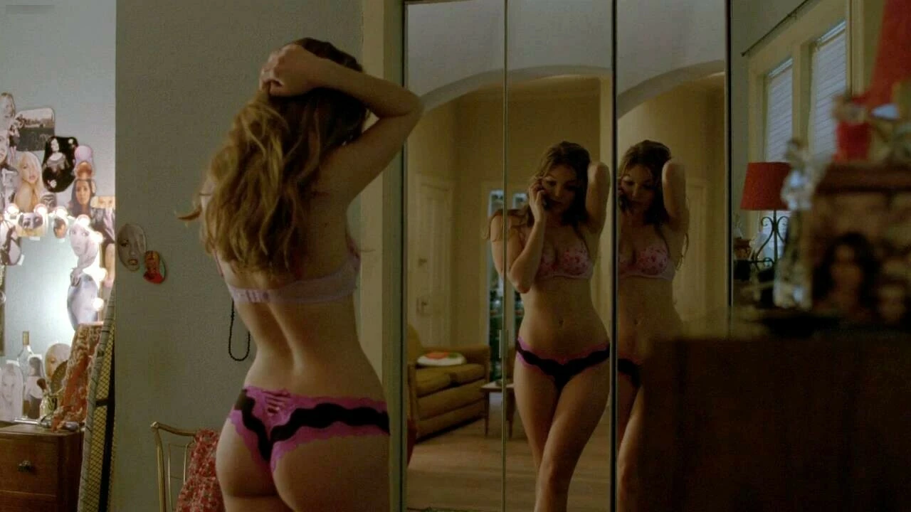 Lili Simmons - naakt en seks