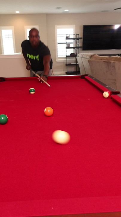 Bilardo masasında sikişiyor