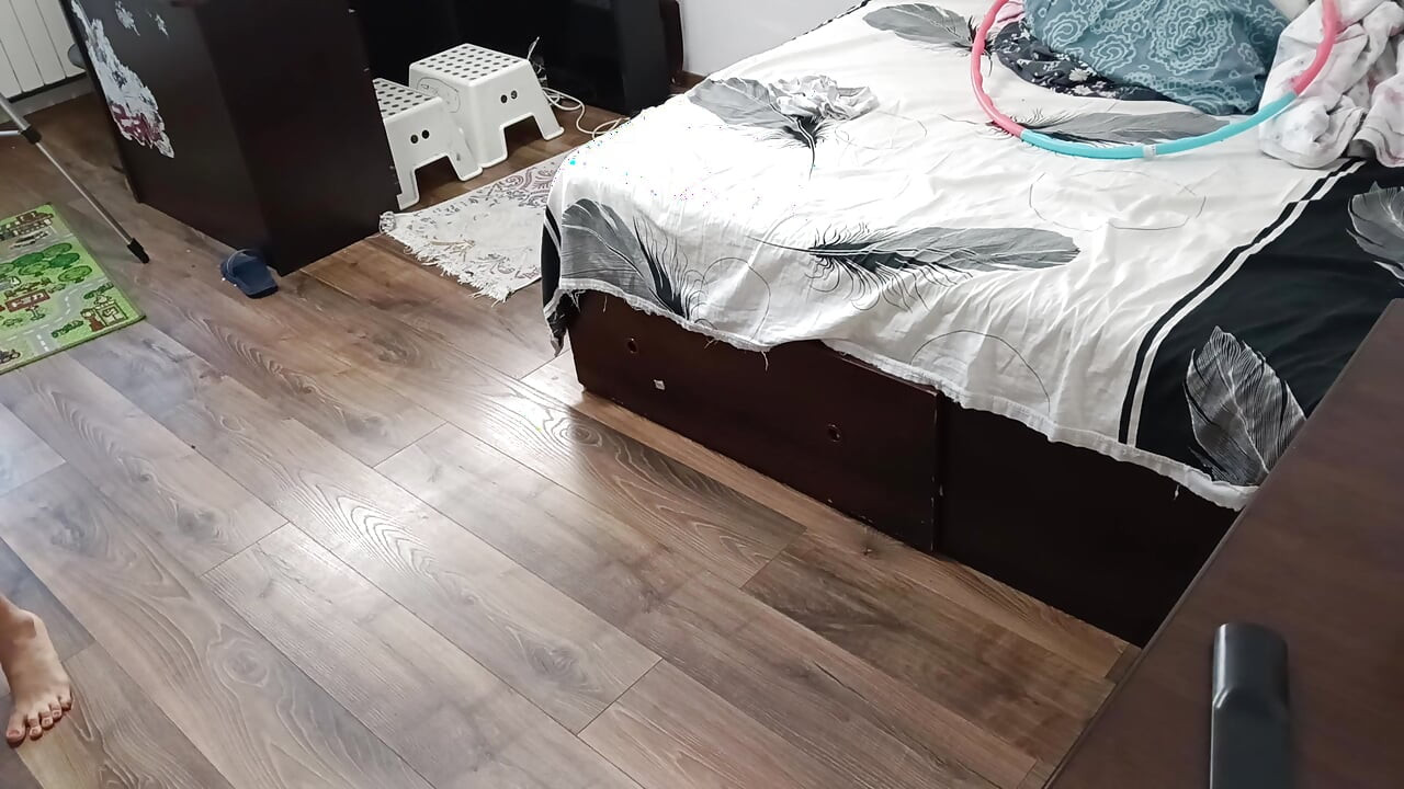 Sexy esposa hace gimnasia en casa desnuda