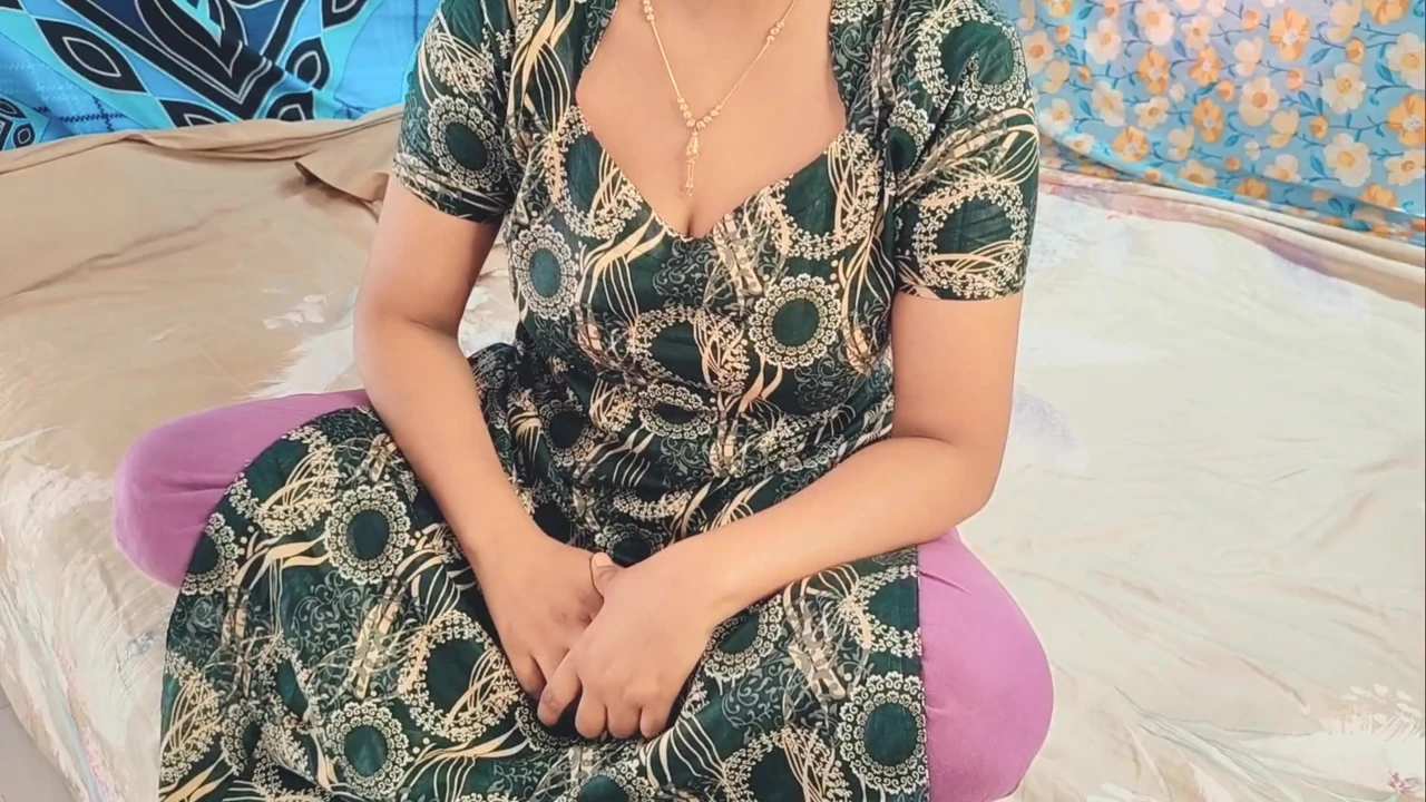 Sulu kırmızı dudaklı sevimli Bangladeşli kız patronun yarağını yalıyor ve emiyor ve misyoner pozisyonunda sikişiyor.