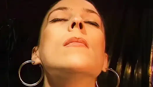 GGG — брызгает мне в лицо! Волосатая шлюха получает всю порцию спермы в лицо!