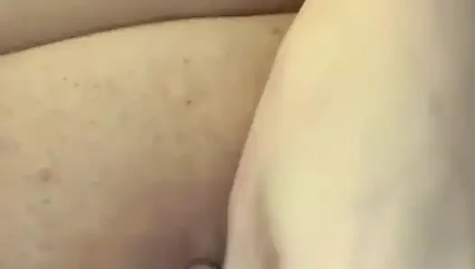 Betrügende MILF masturbiert im schlafzimmer und fickt dann die beste freundin des ehemanns die treppe