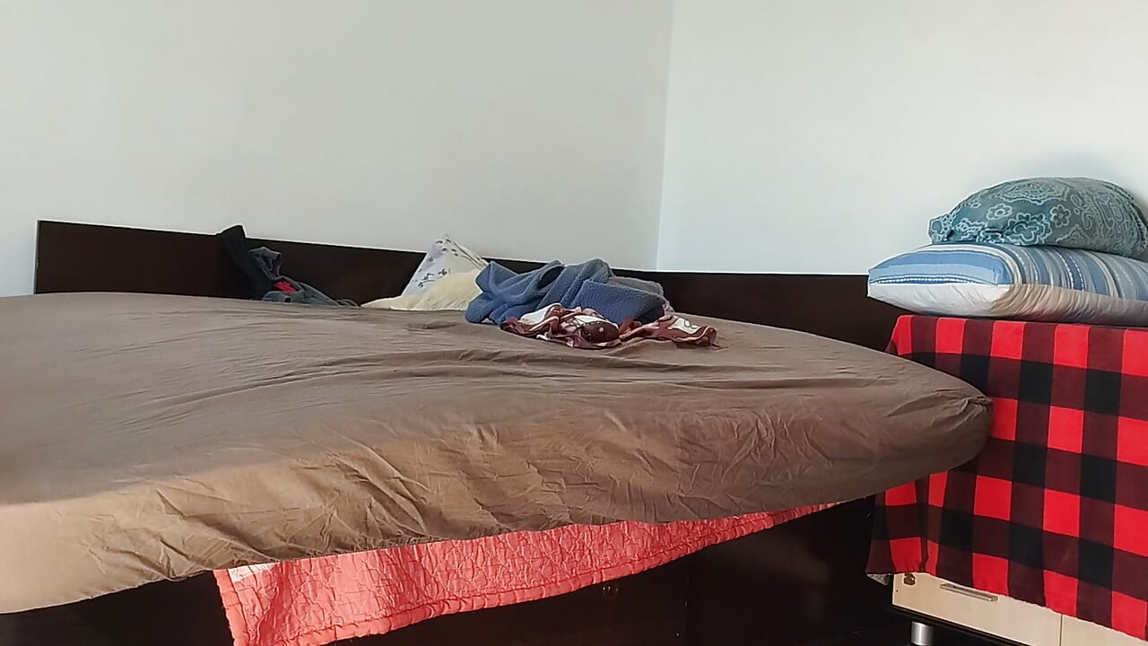 Amaterska žena uživa u isprobanju odeće i seče ih. Amaterska žena vakuumuje gola u kući.