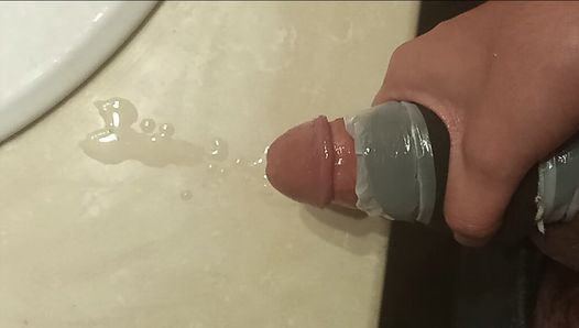 Тинка (18+) мастурбирует и кончает дважды, используя домашнюю секс-игрушку