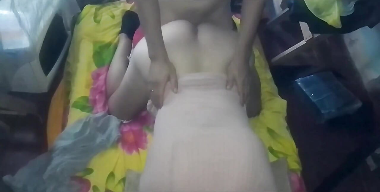 Filmo con mi teléfono celular delante de mí mientras me follo a una chica con un vestido rosa