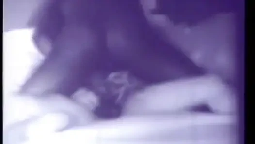 Винтажный тройничок с возбужденной черно-белой милфой и страпонным дилдо (Без звука, но музыка)