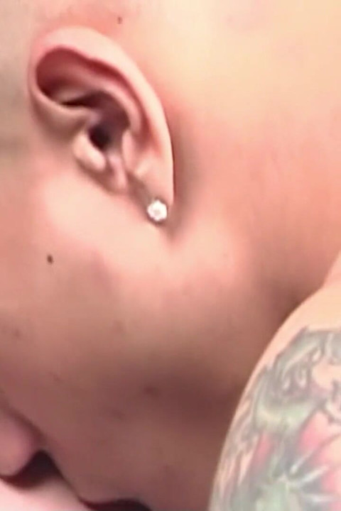 ストッキング姿のアジア人レディボーイが初めてアナルセックスを経験