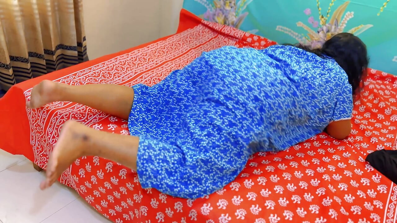 Servitoare marocană sexy cu fundul uriaș arată fața șefului și apoi își deschide curul și șeful începe sexul