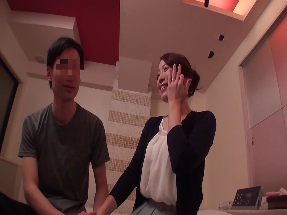 A125G07 Sex with a busty beautiful wife with her affair partner at a love hotel! A beautiful wife with black pantyhose shifts her panties for raw!