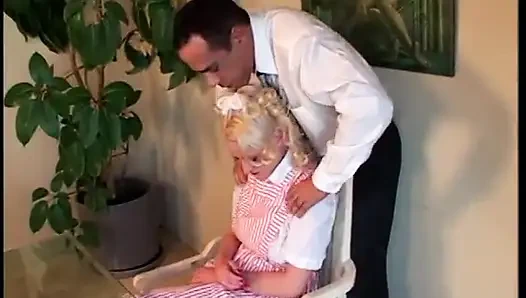 Sarışın genç şeker taze amını yalatıyor ve sonra tahrik olmuş şeker pop tarafından sikiliyor
