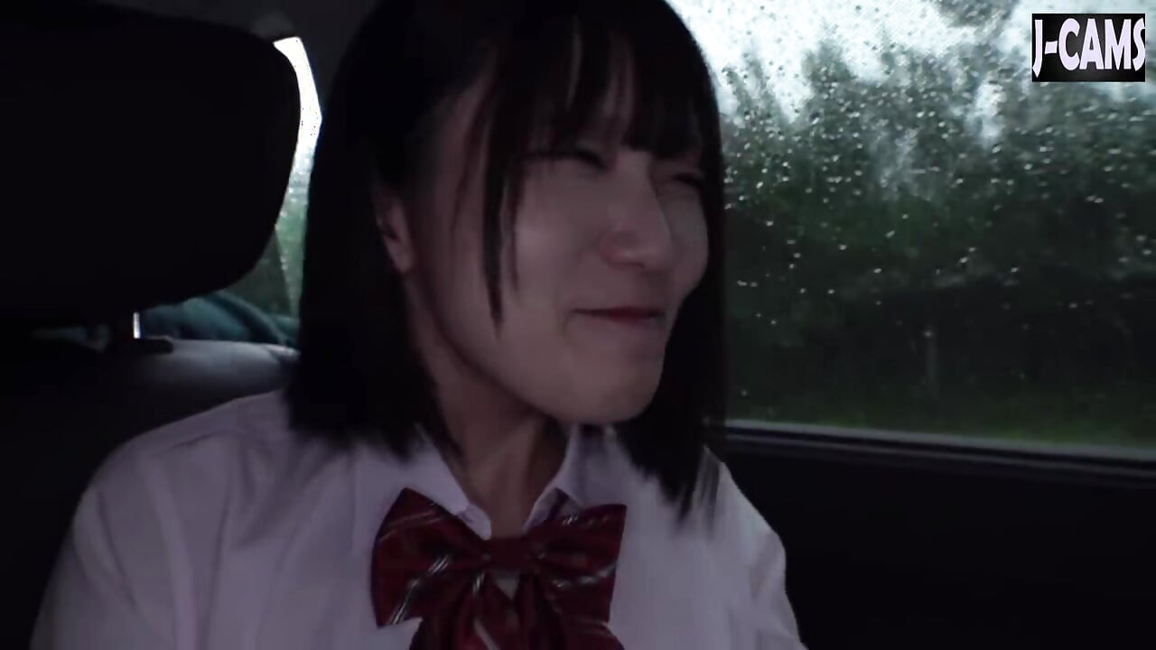 Ημερομηνία Cosplay. Ντροπαλό κορίτσι σε μια τολμηρή βόλτα σε εξωτερικό χώρο μέρος 1