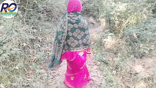 Ich ging einen spaziergang im dschungel desi-dorf und ich hob meine sari hoch und zeigte meinen arsch, brüste und muschi und eingeführt m
