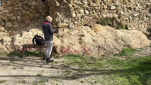 Случайный минет на улице — я быстро кончаю ей в рот, они почти видят нас, рискованный домашний секс