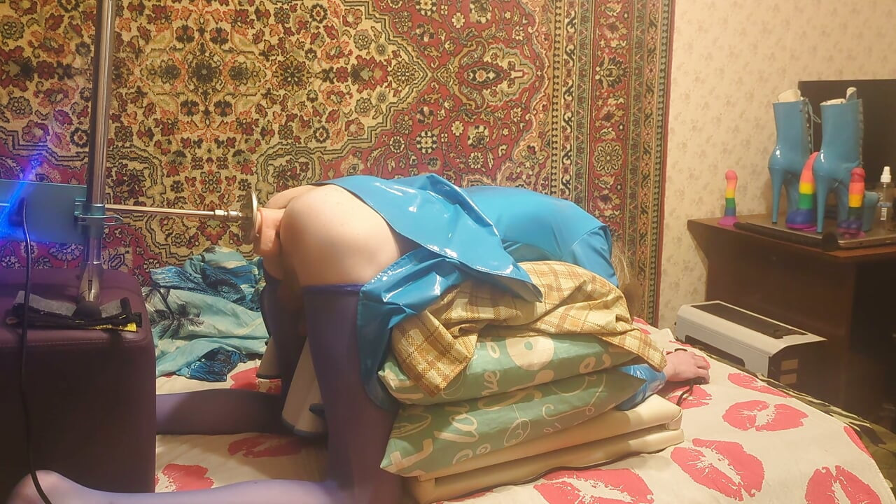 Sissy having hard deep anal sex with a fuck machine amateur